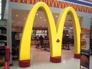 カエデの葉があしらわれたカナダのマクドナルドのロゴ
